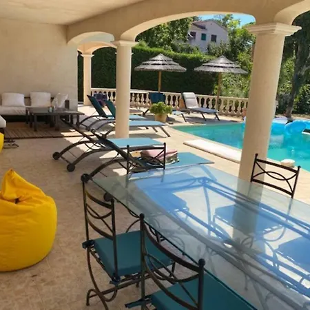 Villa Avec Piscine, 3 Chambres *