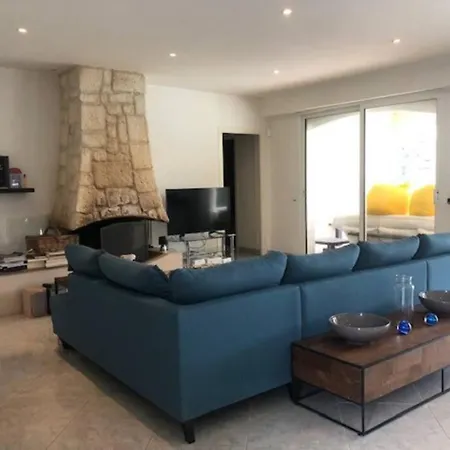 Villa Avec Piscine, 3 Chambres *